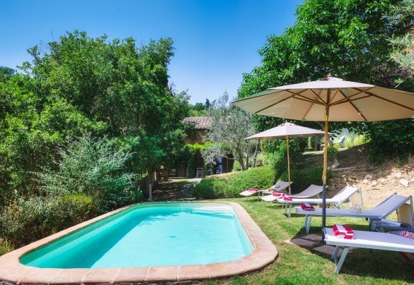 The pool and the sunbath area set up with sunbeds and umbrellas - Casa di Pan   