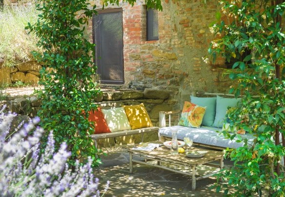 The relax corner at the back of the house under a wisteria-covered pergola - Casa di Pan   