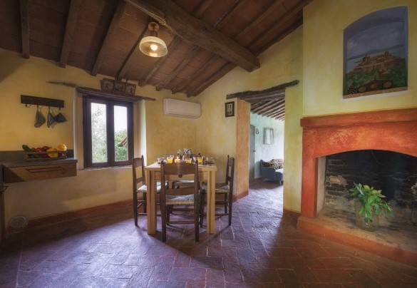 The beautiful kitchen with dining area in unit 2 - Casa di Pan 