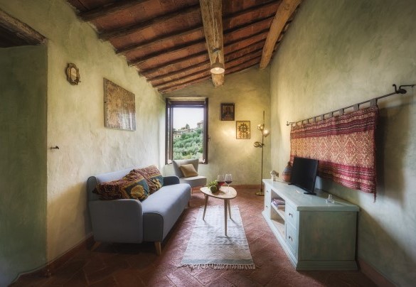 The sitting room with TV in unit 2 on the upper floor - Casa di Pan