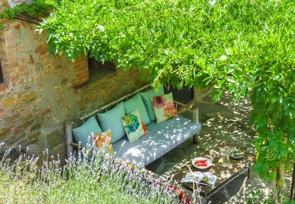 The pergola, furnished with sofas and armchairs, gives shade during the hottest hours - Casa di Pan   
