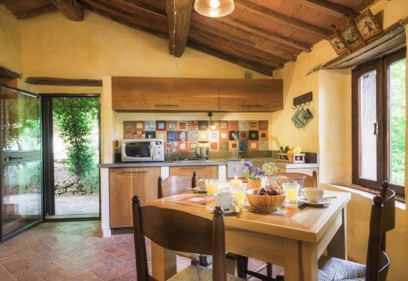 The beautiful kitchen with dining area in unit 2 - Casa di Pan 