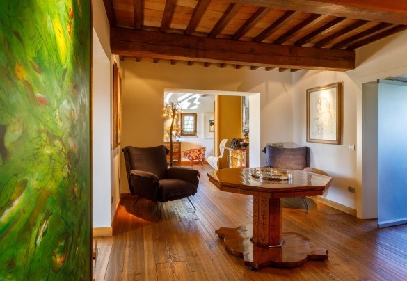 Il salotto è arredato con mobili unici e opere d’arte dal sapore contemporaneo- Casa Eugenia