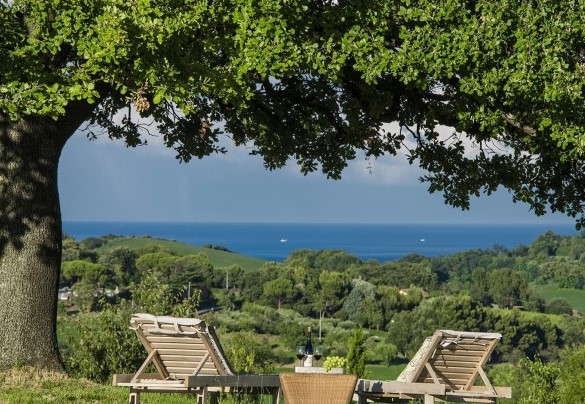 Tanti angoli relax collocati in posti strategici, affacciati sul mare o protetti da querce maestose – Casa Eugenia