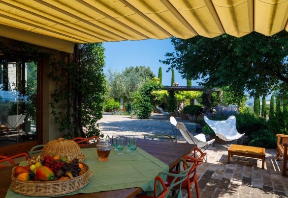 Per mangiare all’aperto, godendo dello splendido paesaggio, c’è una panoramica veranda, collegata alla casa – Casa Eugenia