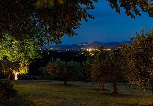Dieci ettari di terreno recintato compongono la proprietà mentre il parco di pertinenza della villa si estende per circa 25.000 mq – Casa Eugenia