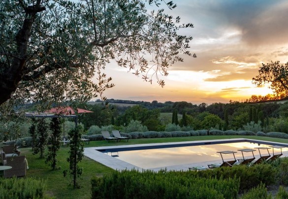 L’attraente piscina è circondata da un lussureggiante e curato giardino – Casa Eugenia