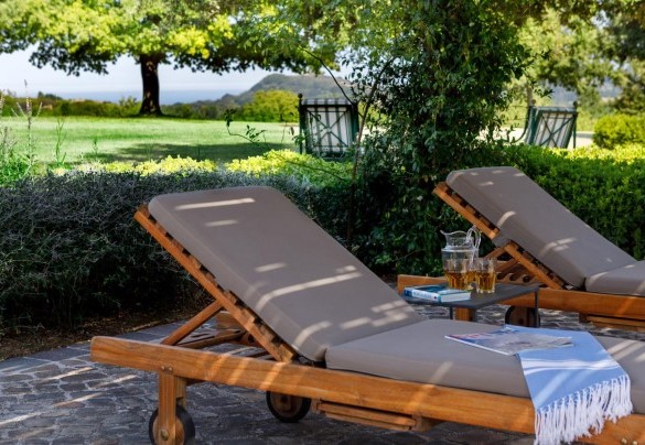 Area solarium con lettini – Casa Eugenia