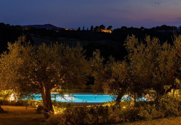 L’attraente piscina è circondata da un lussureggiante e curato giardino – Casa Eugenia