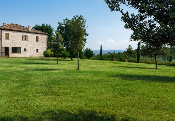 Dieci ettari di terreno recintato compongono la proprietà mentre il parco di pertinenza della villa si estende per circa 25.000 mq – Casa Eugenia