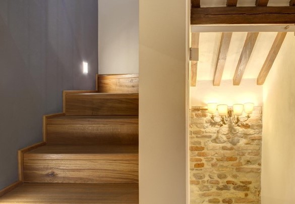 Una scala in legno conduce alle camere al primo piano – Casa Eugenia