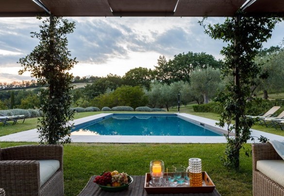 L’attraente piscina è circondata da un lussureggiante e curato giardino – Casa Eugenia