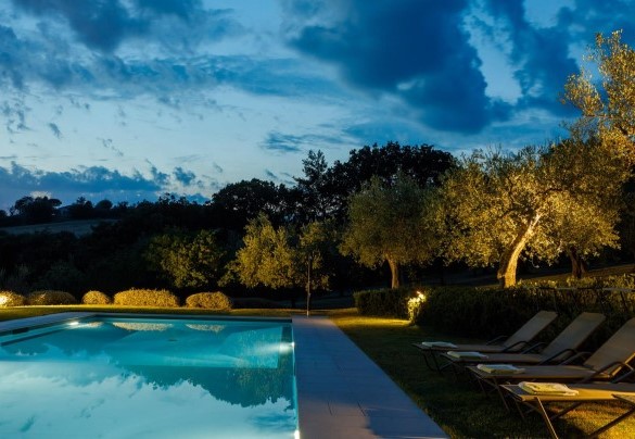 L’attraente piscina è circondata da un lussureggiante e curato giardino – Casa Eugenia