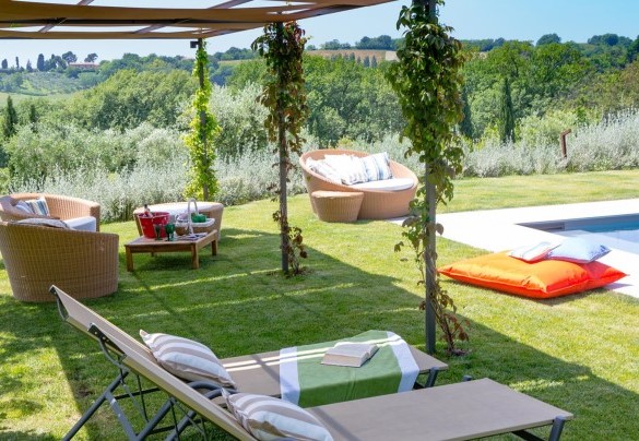 Zona solarium con zone d’ombra attrezzata con lettini e sedute – Casa Eugenia