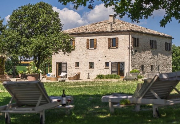 La villa è una magnifica residenza realizzata proprio di fianco alla spiaggia di Fiorenzuola di Focara – Casa Eugenia