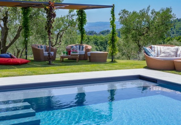 La piscina misura 16 x 6 m con una profondità minima di 1,20 m e massima di 2,40 m – Casa Eugenia