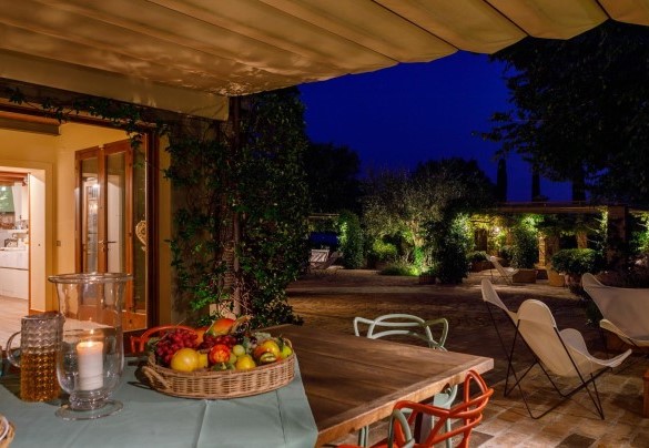 Per mangiare all’aperto, godendo dello splendido paesaggio, c’è una panoramica veranda, collegata alla casa – Casa Eugenia