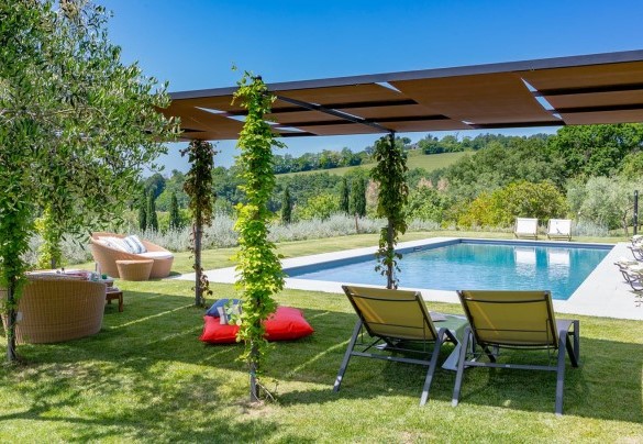 La piscina è affacciata sul paesaggio del Parco San Bartolo – Casa Eugenia