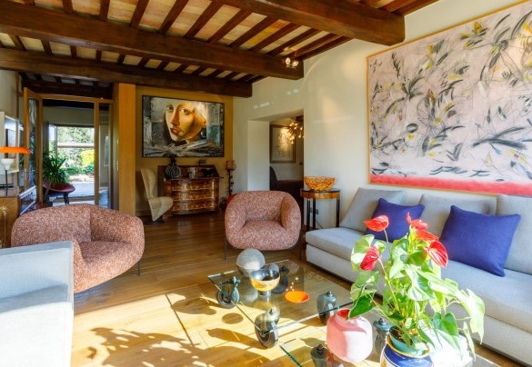 Il salotto è arredato con mobili unici e opere d’arte dal sapore contemporaneo- Casa Eugenia