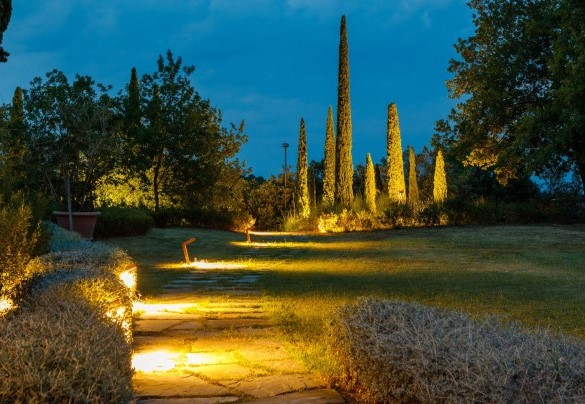 Dieci ettari di terreno recintato compongono la proprietà mentre il parco di pertinenza della villa si estende per circa 25.000 mq – Casa Eugenia