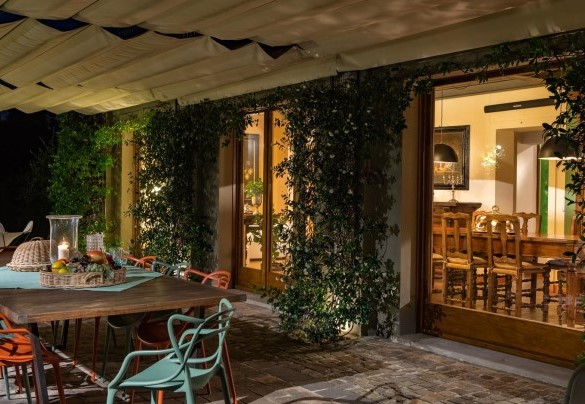 Per mangiare all’aperto, godendo dello splendido paesaggio, c’è una panoramica veranda, collegata alla casa – Casa Eugenia