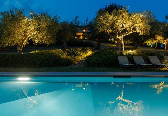 L’attraente piscina è circondata da un lussureggiante e curato giardino – Casa Eugenia