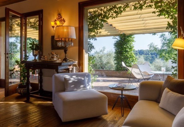 La zona pranzo è collegata alla veranda panoramica – Casa Eugenia
