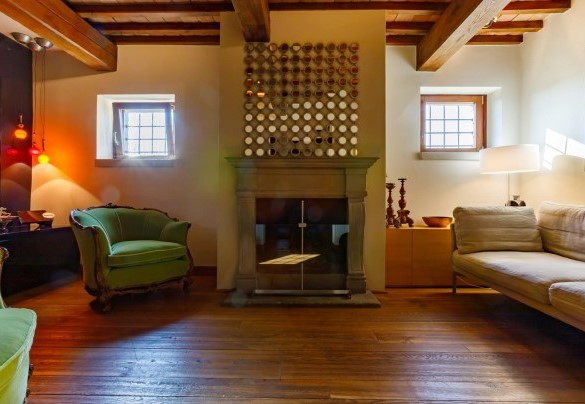 Zona Tv con camino – Casa Eugenia