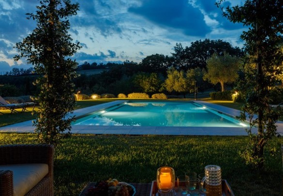 L’attraente piscina è circondata da un lussureggiante e curato giardino – Casa Eugenia