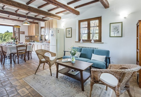 Open plan with living area, dining area and kitchen  - Casa Eusebia