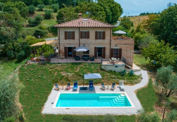  The garden surrounding the property has numerous plants, a large olive grove and flowers typical of the area - Casa Eusebia