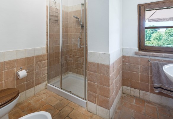 En suite bathroom with shower on the ground floor - Casa Eusebia  