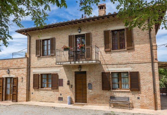 Delightful two-storey residence with imposing walls typical of early 20th century Tuscan farmhouses - Casa Eusebia