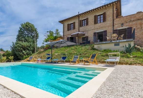 The swimming pool and the farmhouse in the background - Casa Eusebia