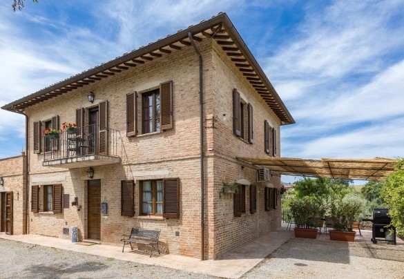 The house lies on a hill a few kilometres from the medieval borgo of Città della Pieve, on the border between Tuscany and Umbria - Casa Eusebia  