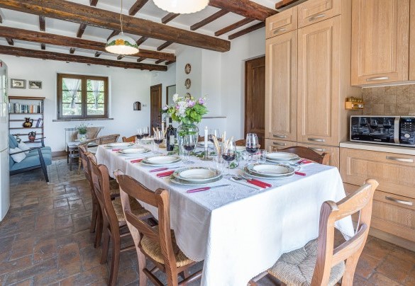 Dining area with set table - Casa Eusebia