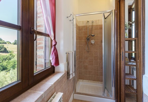 En suite bathroom with shower on the first floor - Casa Eusebia