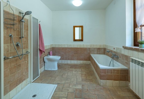 En suite bathroom with shower and tub on the ground floor - Casa Eusebia