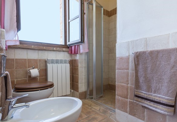 En suite bathroom with shower on the first floor - Casa Eusebia