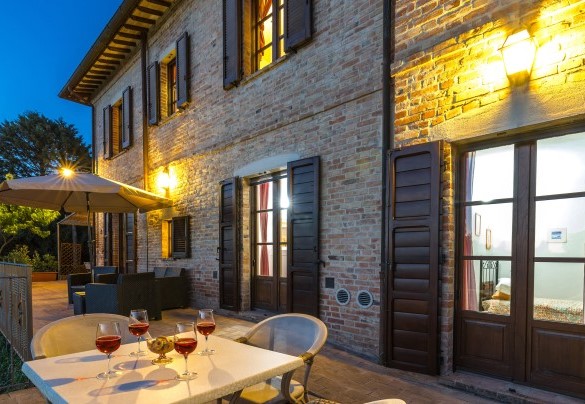  The suggestive terrace illuminated at night - Casa Eusebia