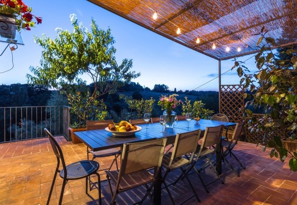 The pergola is perfect for an aperitif at dusk in the evening - Casa Eusebia