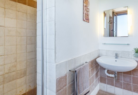 En suite bathroom with shower on the first floor - Casa Eusebia
