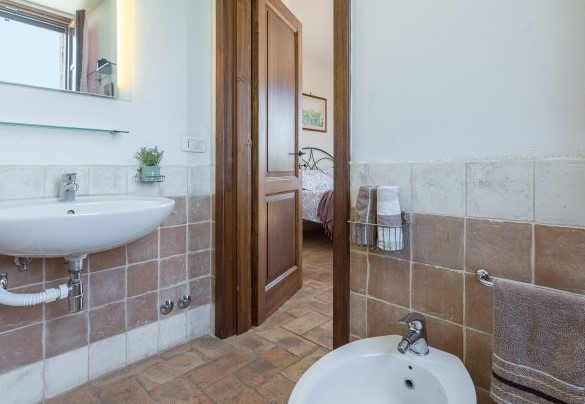 En suite bathroom with shower on the first floor - Casa Eusebia