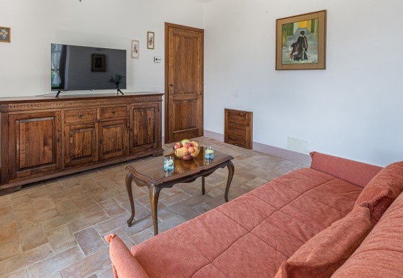 Living room, on the first floor, furnished with sofa and Smart TV - Casa Eusebia