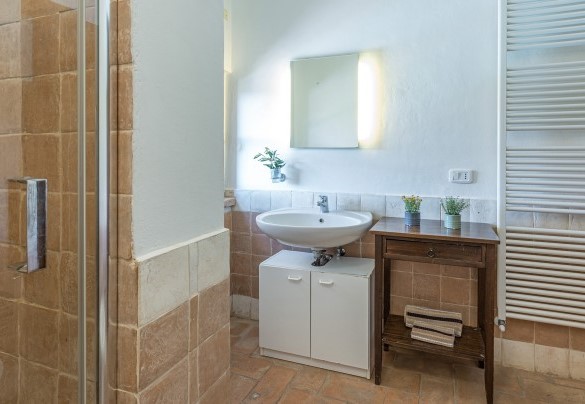 En suite bathroom with shower on the ground floor - Casa Eusebia  