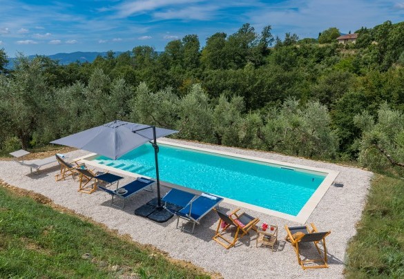 The swimming pool is located about 10 meters from the house at a slightly lower level - Casa Eusebia 