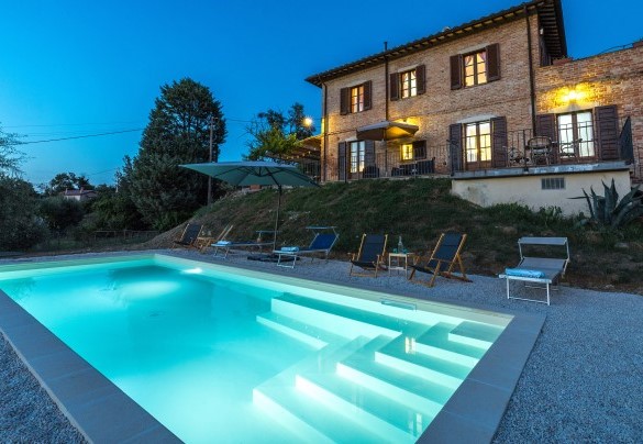  The house and swimming pool illuminated at sunset - Casa Eusebia