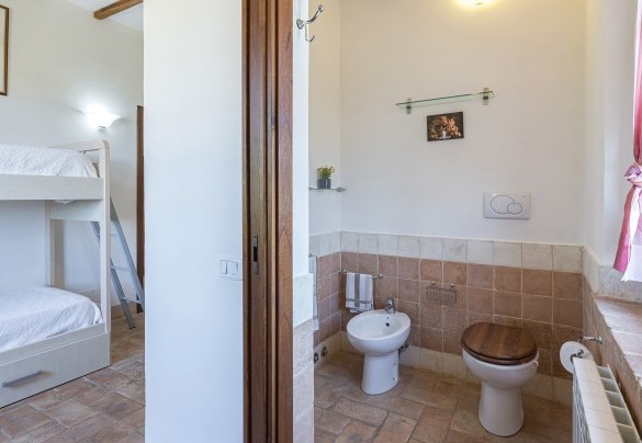 En suite bathroom with shower on the first floor - Casa Eusebia
