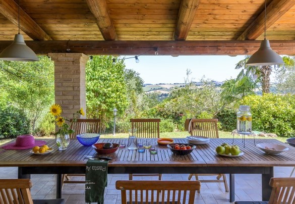  Area pranzo esterna con vista sulla natura - Casa Felicità