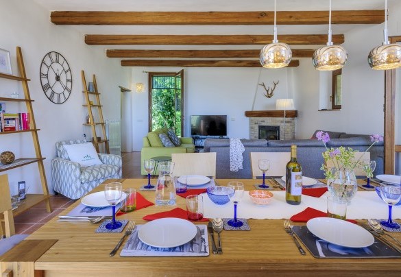  Soggiorno con caminetto e decorazioni eleganti - Casa Felicità